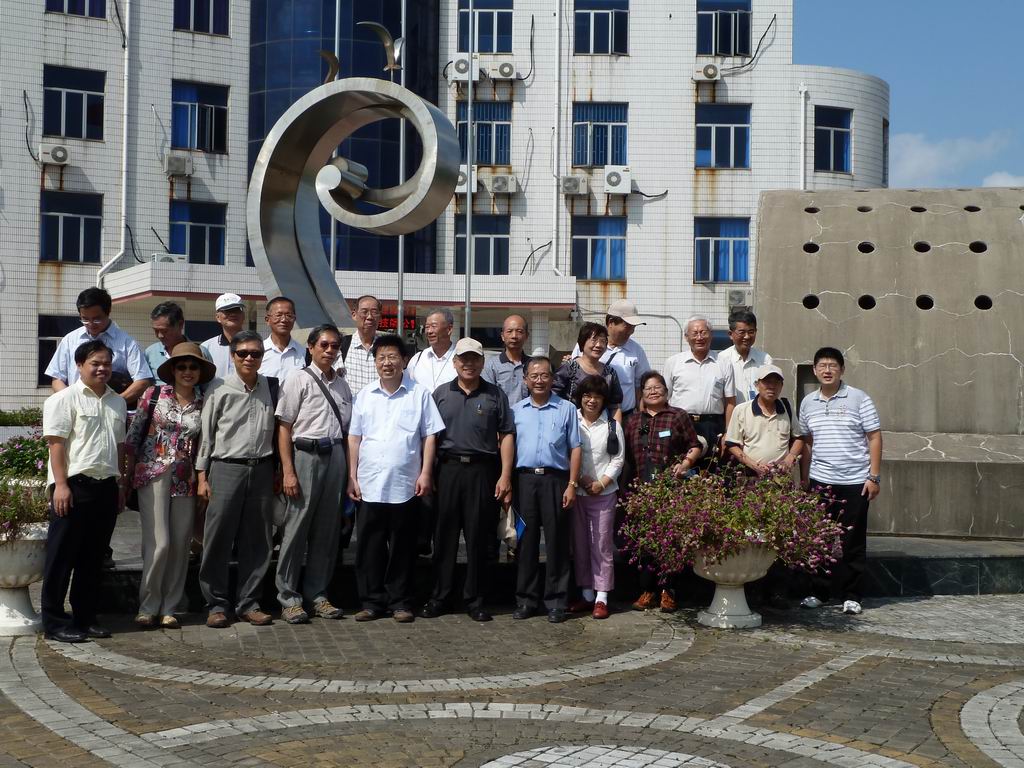 水利技師參訪團隊於上海河口海岸科學研究中心前合影