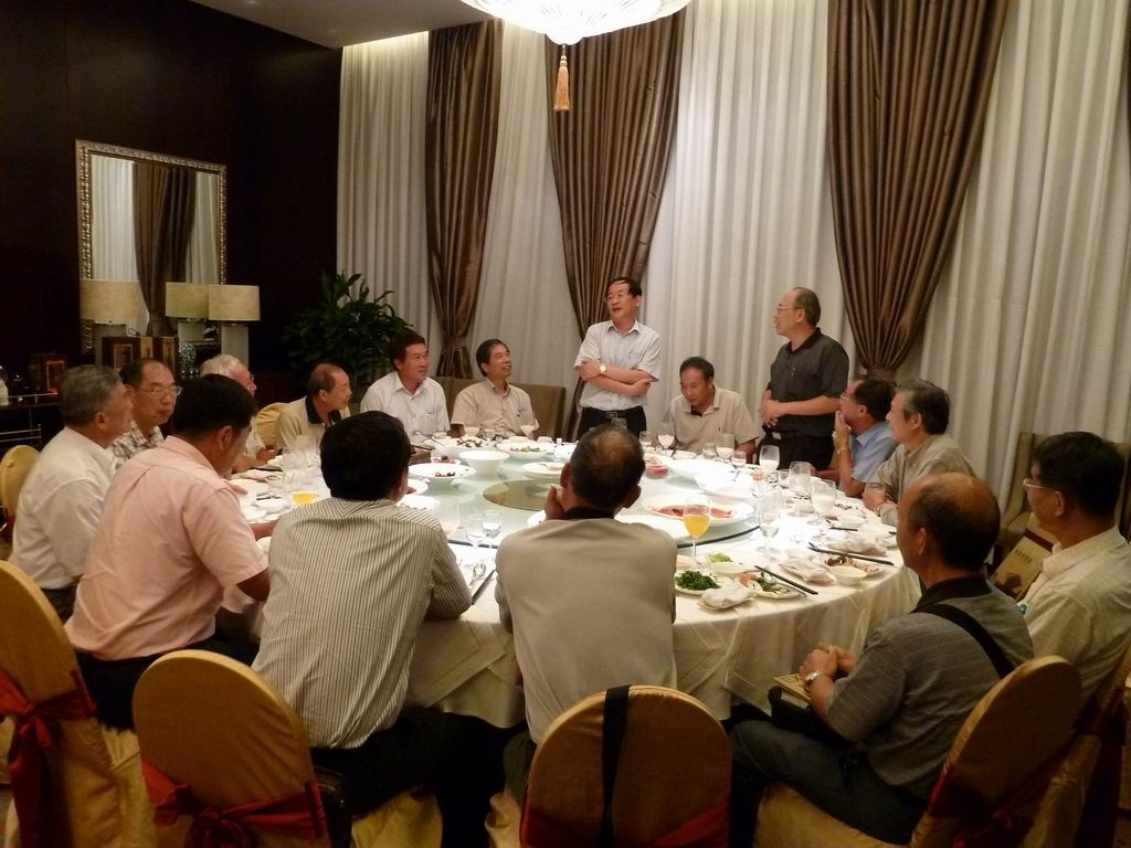 水利技師參訪團隊與上海市水利學會晚宴氣氛熱絡情形