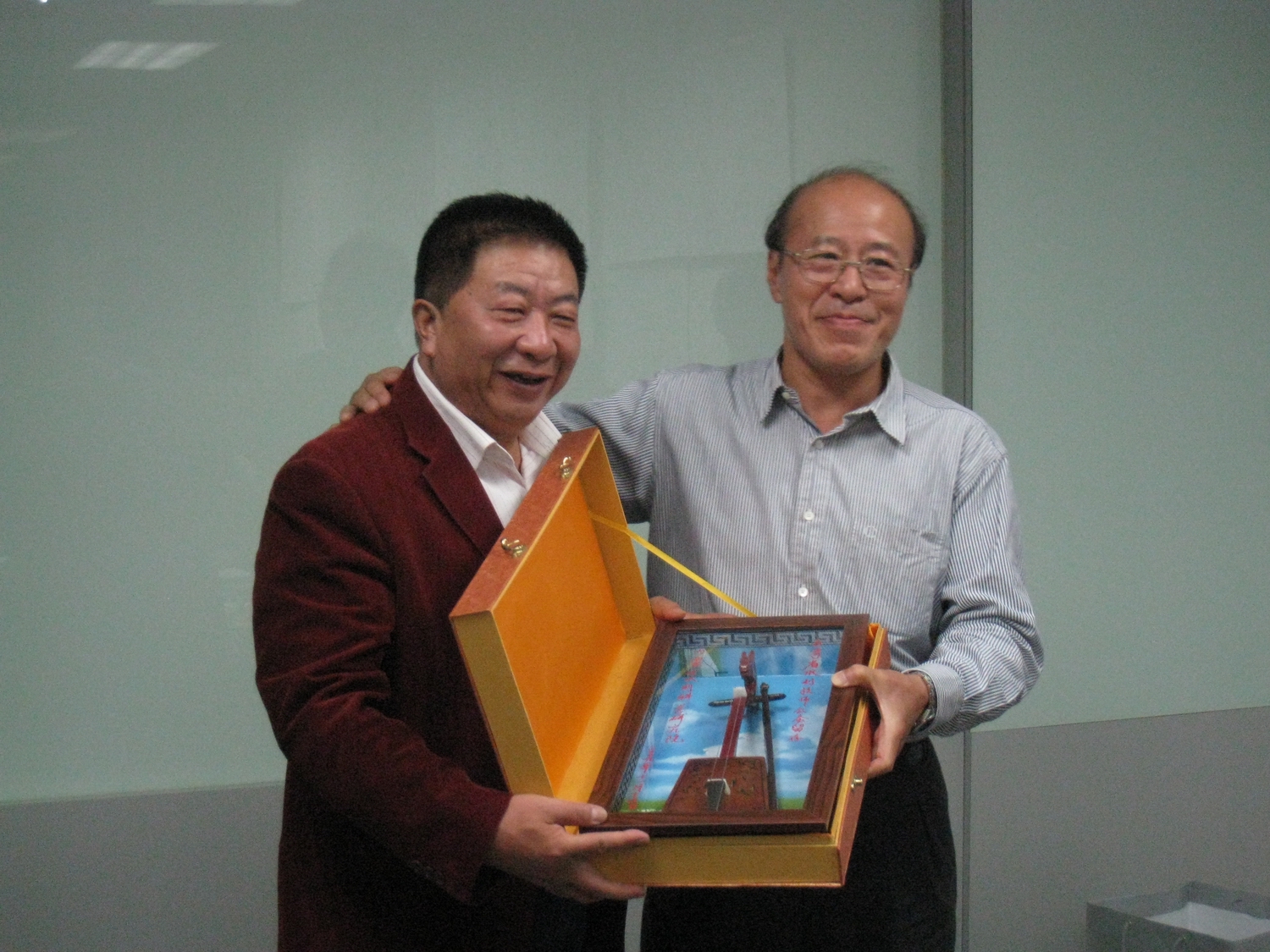 內蒙古自治區水利學會柴建華副理事長代表致贈本會紀念品。