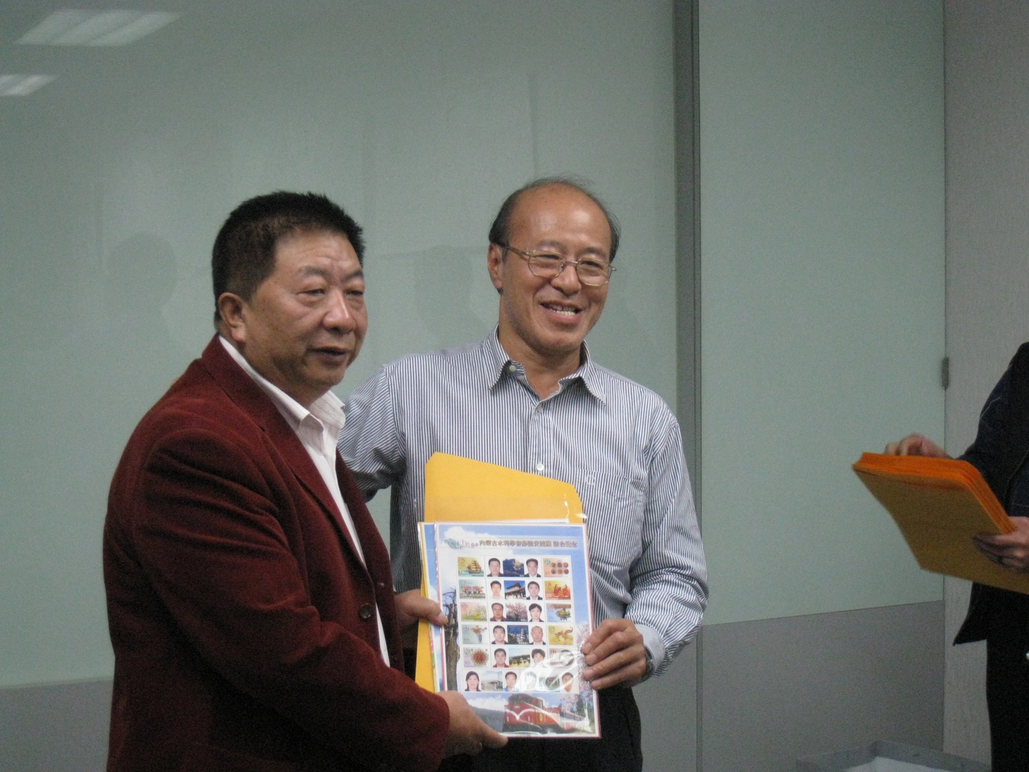 省公會周文祥理事長代表致贈個人化郵票予來訪成員，由學會柴建華副理事長代表。