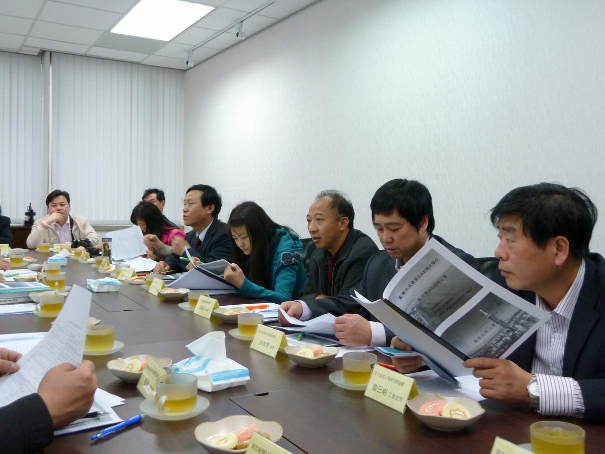 座談會中湖北省水利學會徐義平副理事長提出問題熱烈討論情形