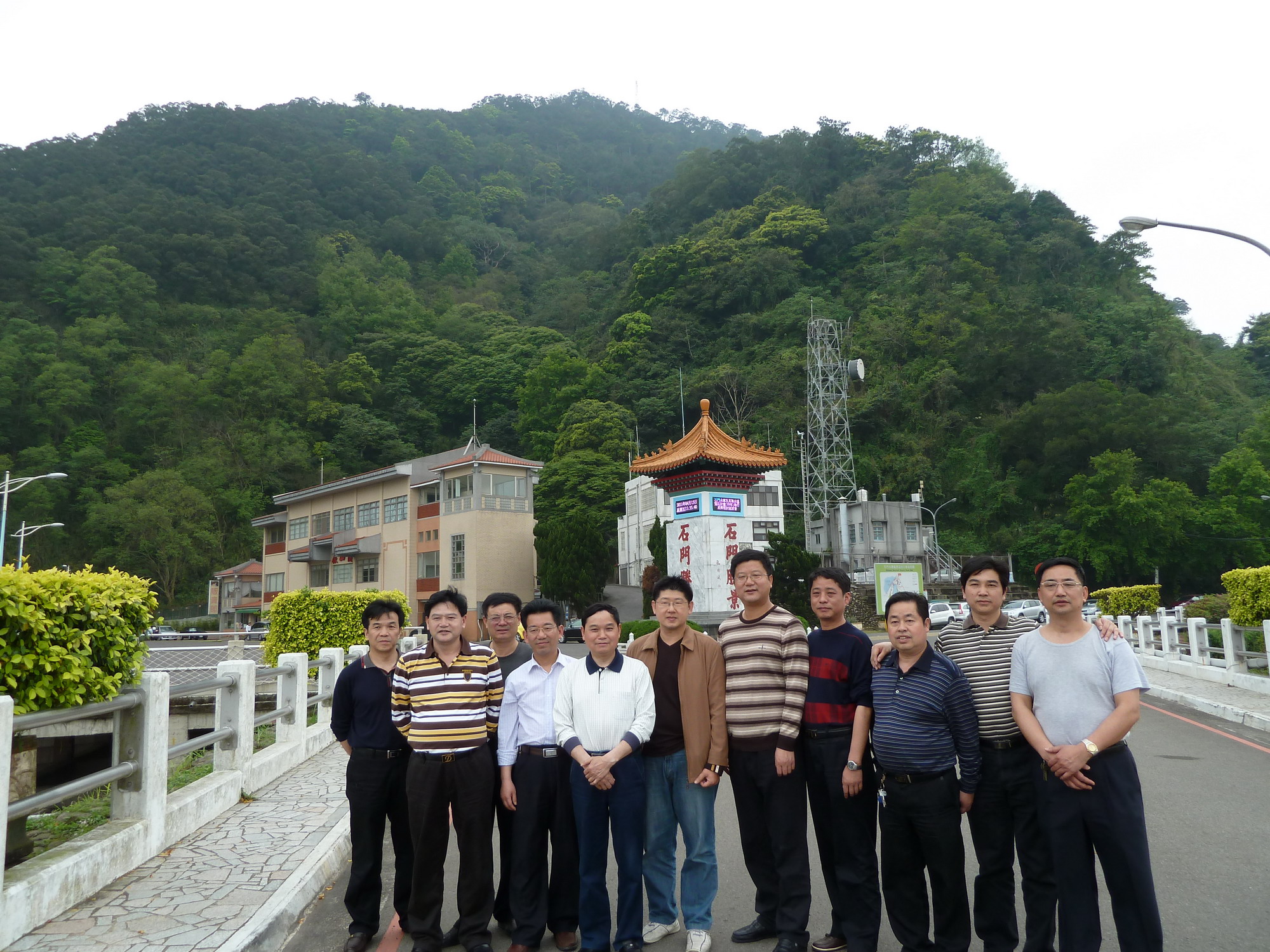 湖南省常德市水利學會參訪人員參訪石門水庫後於石門勝景合照