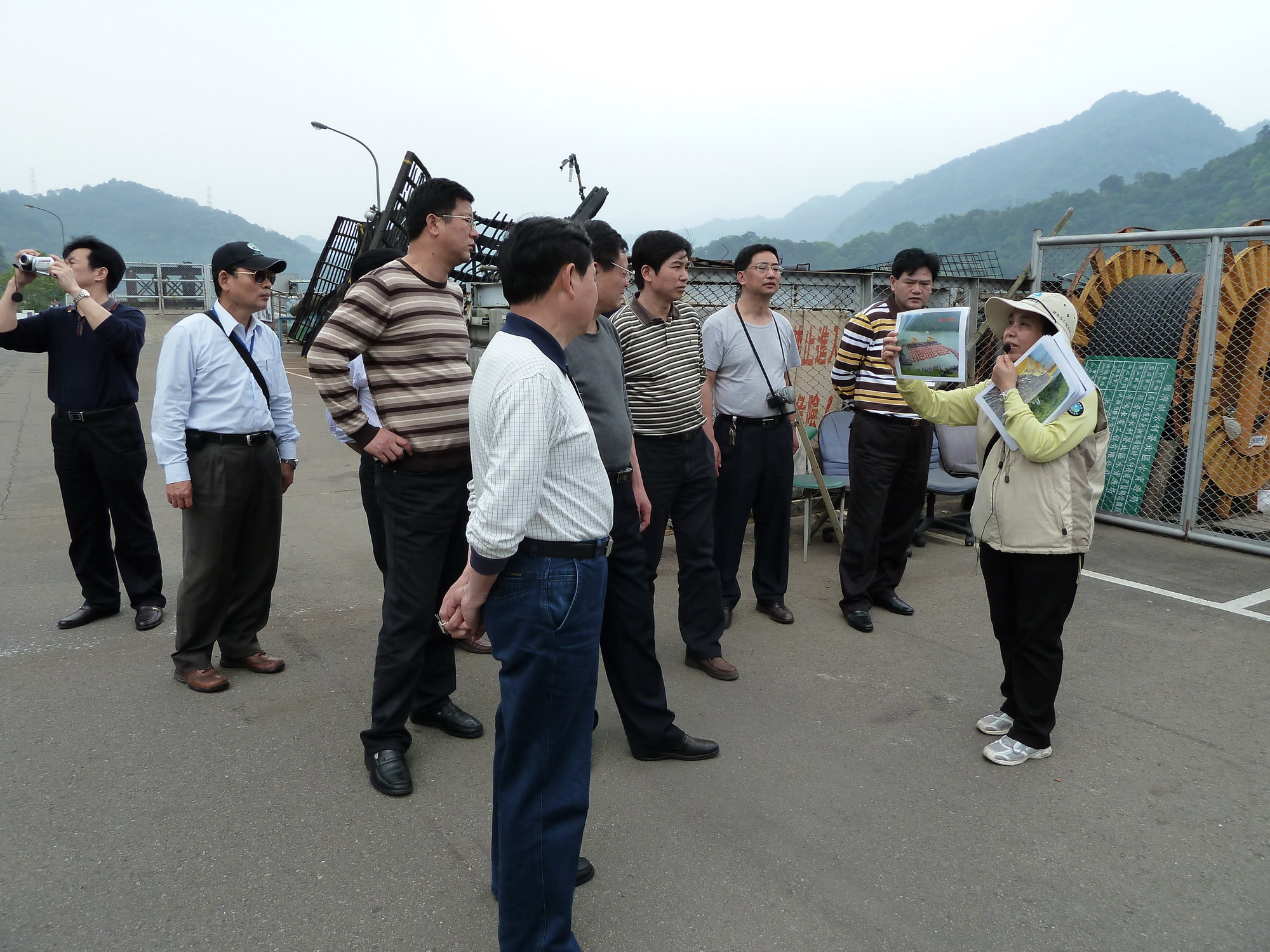 湖南省常德市水利學會參訪人員聽取導覽人員解說石門水庫設施